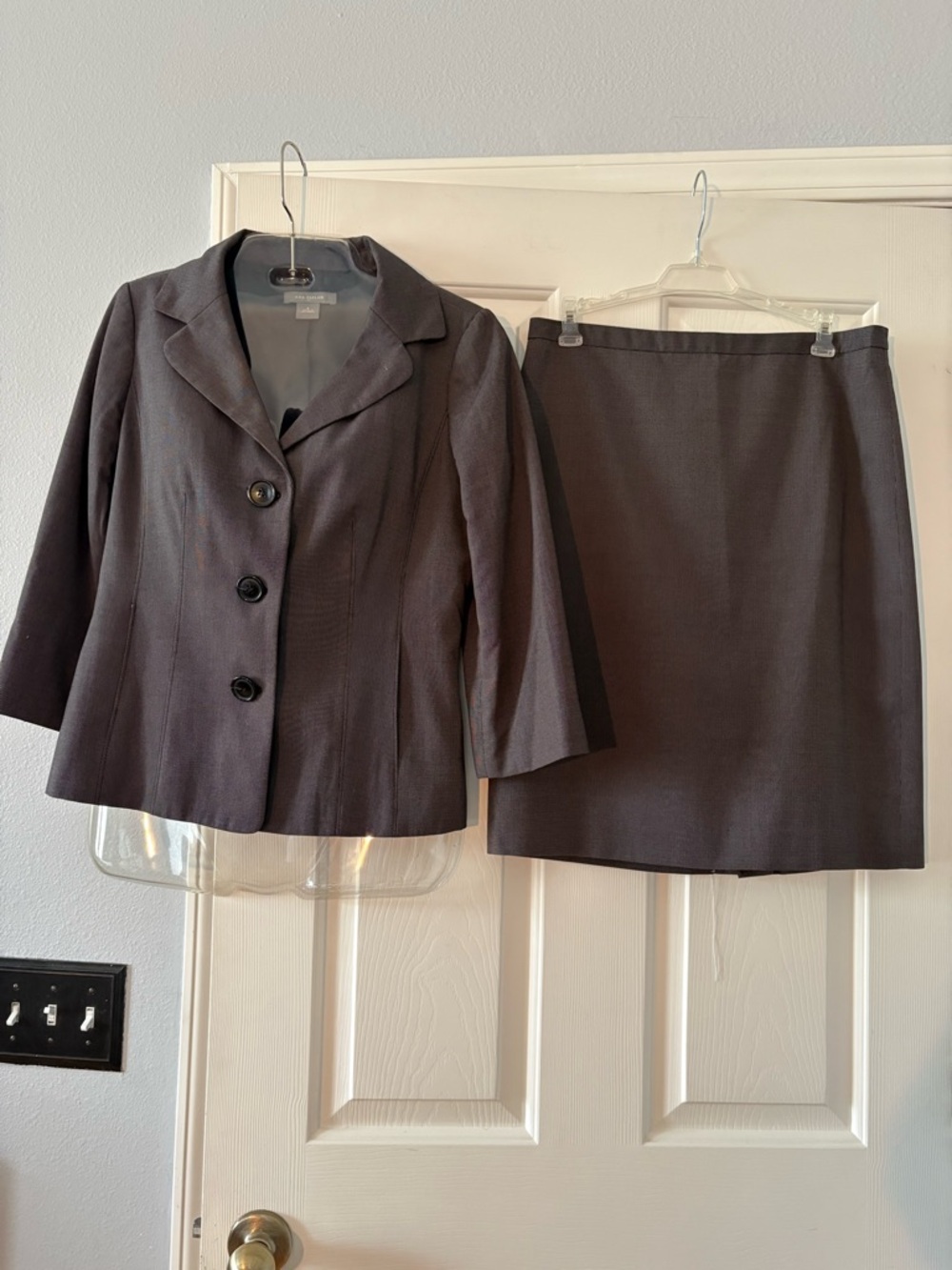 Ann Taylor Women’s Dark Gray Two-Piece Skirt Suit Jacket Set Sz 6 - Picture 2 of 5